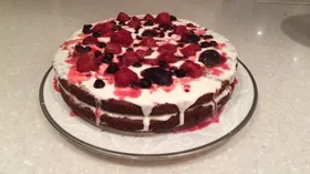 Шоколадный торт с кремом и ягодами 