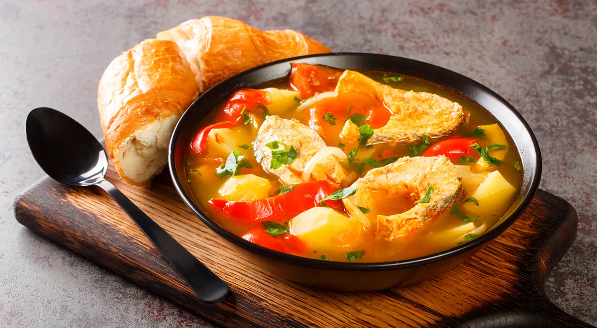 В Галисии из морского дракона делают фирменное caldeirada — блюдо, для которого рыба томится с репчатым луком, картошкой и сладкой паприкой