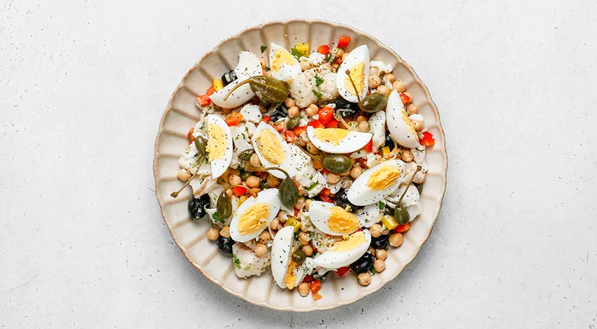 Классический салат с отварной рыбой