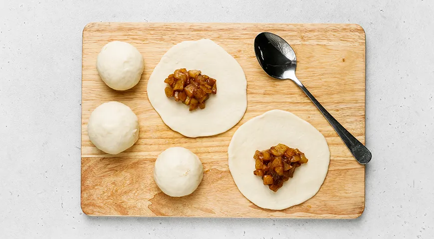 Сладкие булочки с яблоками и корицей