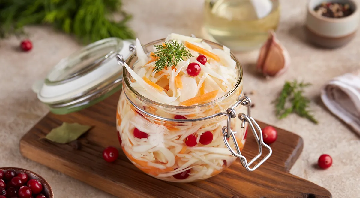 В зависимости от местных предпочтений в состав квашеной капусты могут входить морковь и клюква