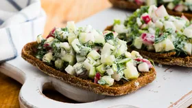 Рецепты с яйцом куриным, соусами и редисом