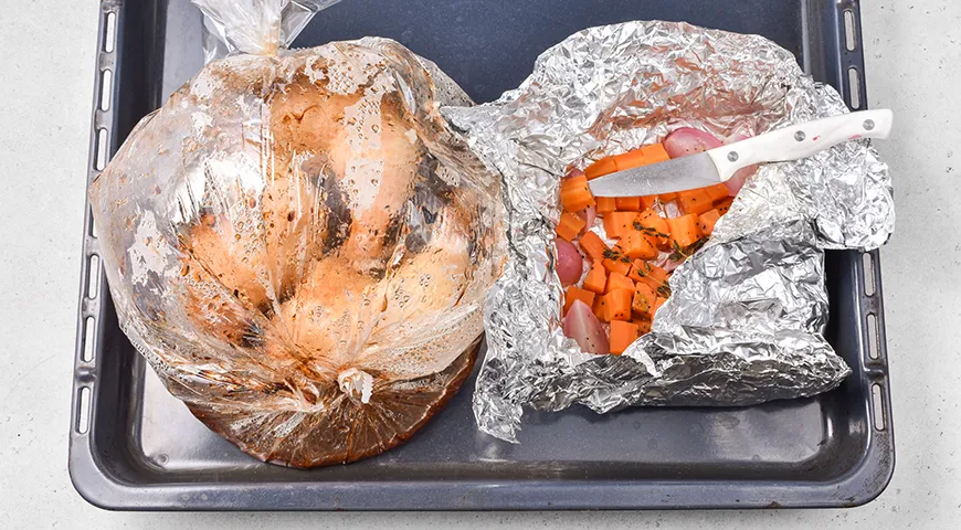 Куриные окорочка, запечённые в медово-соевом соусе, в рукаве