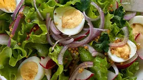 Весенний салат с перепелиными яйцами