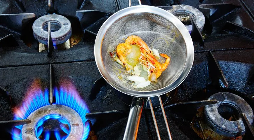Для паэльи с морепродуктами бульон отваривают из голов и панцерей моллюсков, например креветок, либо используют рыбный бульон
