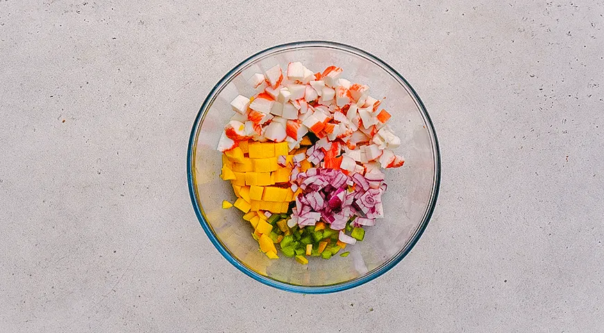 Тако с крабовыми палочками и манго