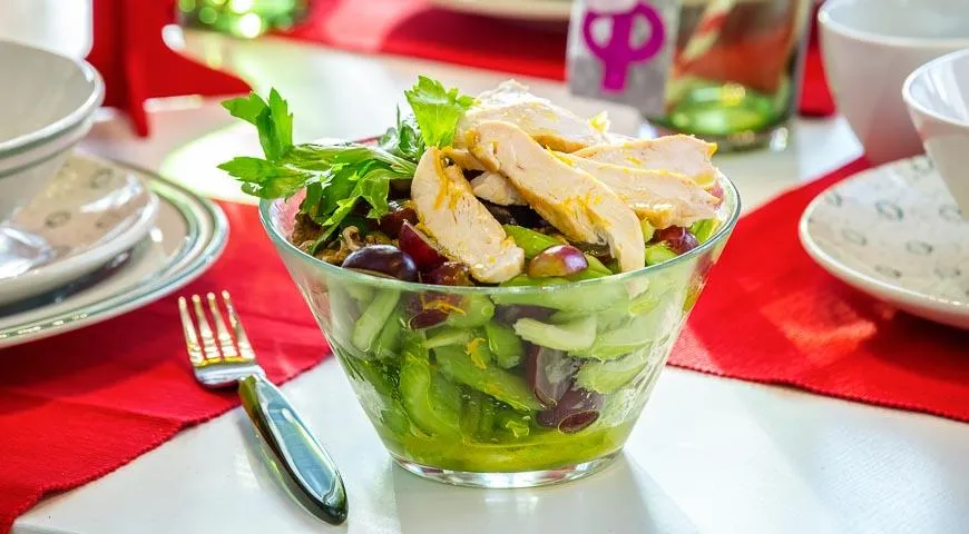 Салат с сельдереем, орехами, курицей и виноградом