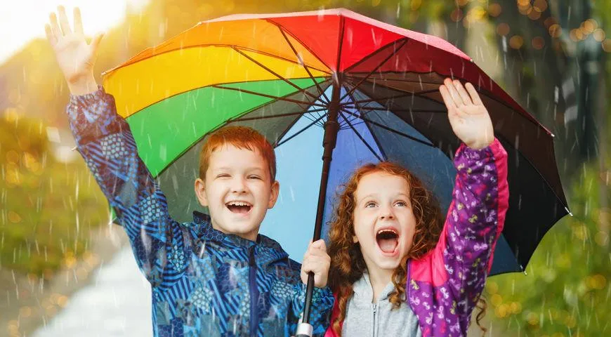дети под зонтом осенью
