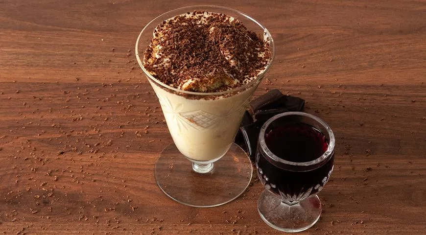 К десертам со вкусом кофе подойдут вина с выразительным ярким вкусом