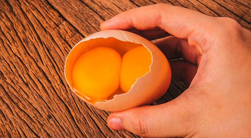 По статистики яйцо с двойным желтком встречается единожды из 1000 штук