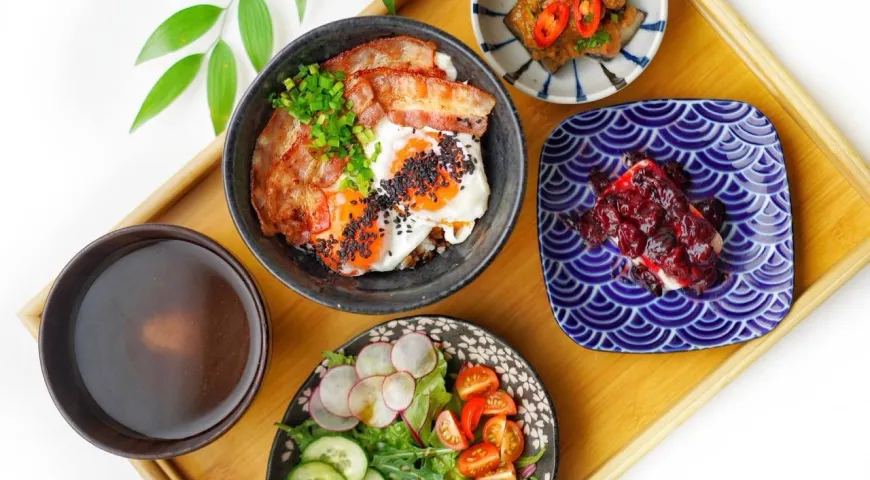 Японский сет с беконом и яйцом, J’pan (Фото: предоставлено пресс-службой ресторана)
