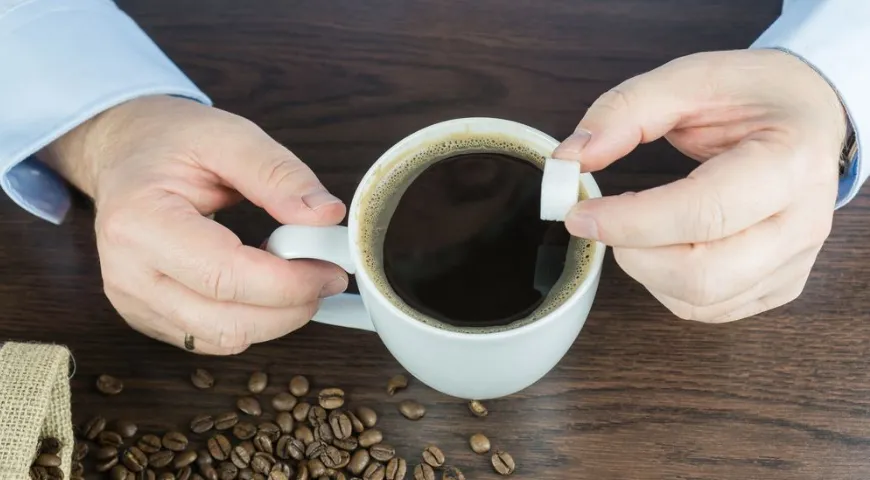 Кофе, особенно крепкий, может вызвать у ребенка приступ сильного сердцебиения и боль в животе