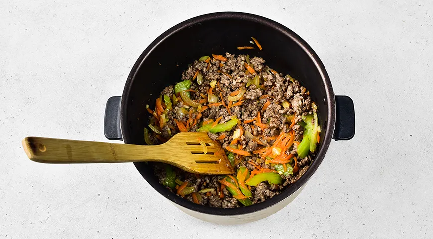 Тушенная картошка с фаршем в мультиварке