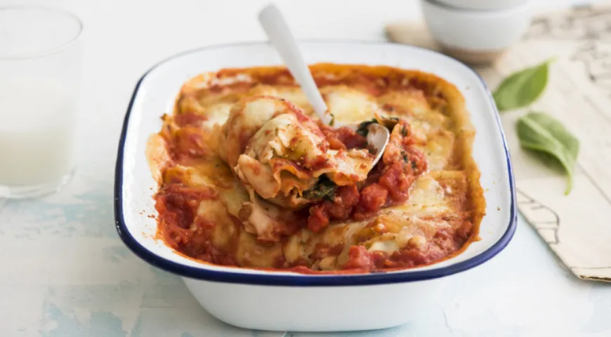 Блины-каннеллони с фрикадельками, шпинатом и сыром