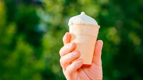 Почему нельзя есть мороженое на жаре? Объяснила диетолог