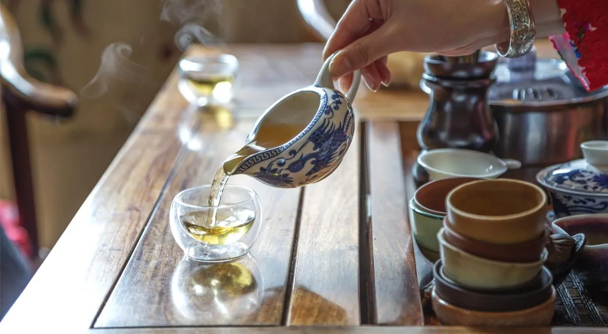 Неторопливая чайная церемония и успокоительные травы в составе напитка – прекрасный способ снять нервозность