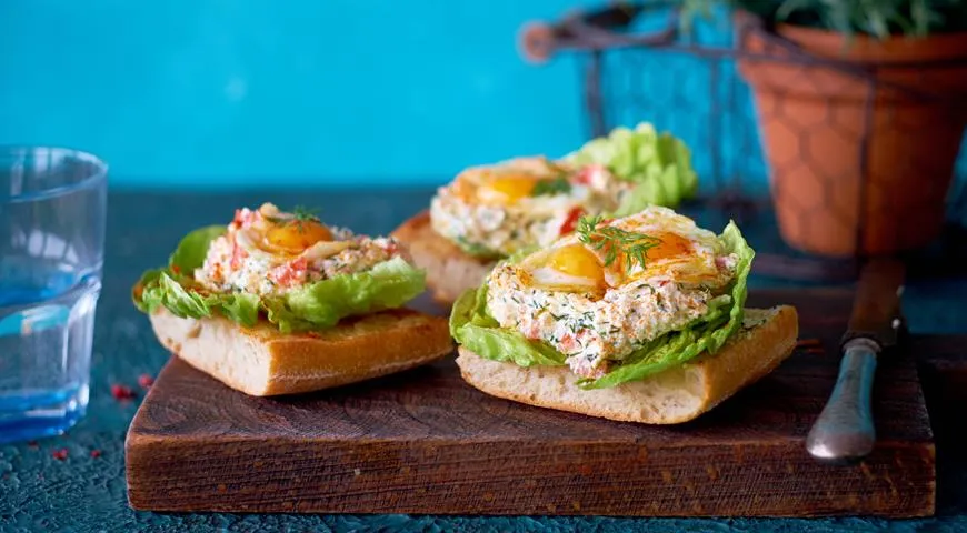 Рецепт брускетт с творогом, икрой щуки и перепелиным яйцом