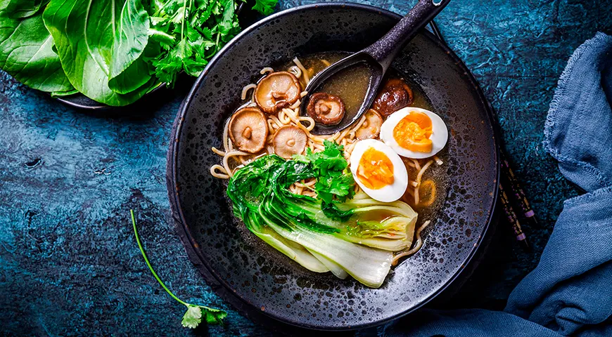 Мисо рамен — суп с азиатской лапшой с шиитаке, яйцом и капустой пак-чой