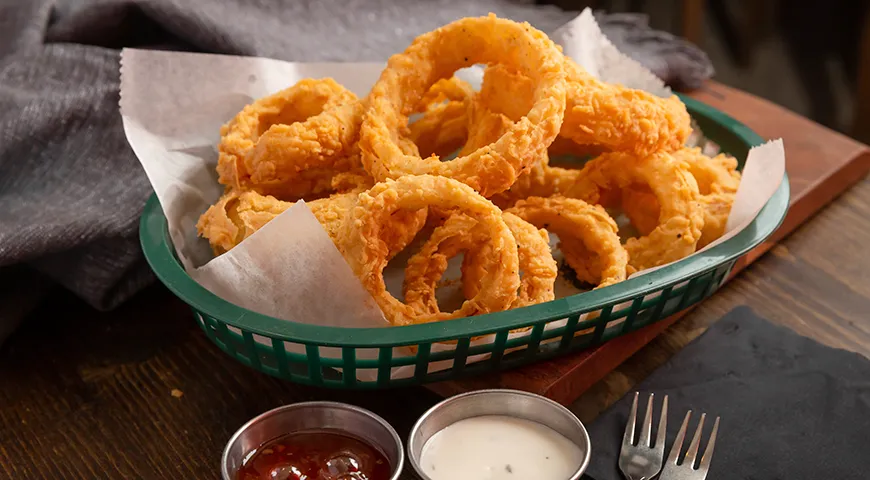 Белый лук часто берут для приготовления классических луковых чипсов и фритюра