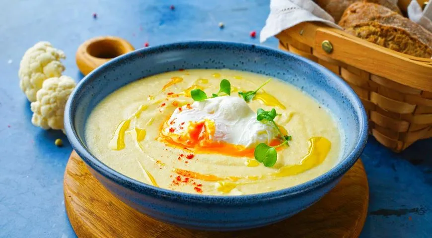 Суп из цветной капусты с яйцом-пашот, приправленный копчёной паприкой, рецепт см. здесь