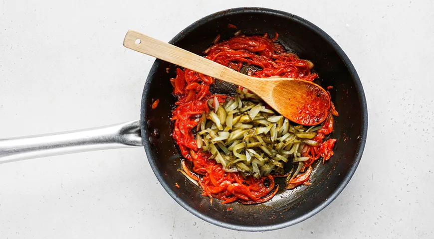 Бефстроганов из говядины с солеными огурцами и сметаной