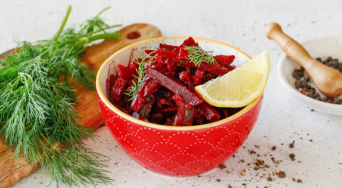 Свекла с луком, тушенная на сковороде