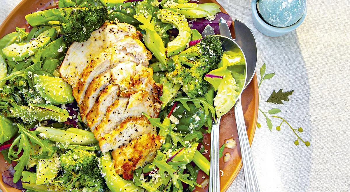 Зеленый салат с курицей и заправкой с пармезаном