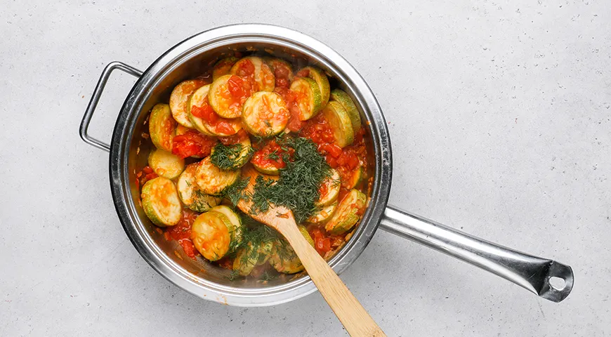 Тушеные кабачки с помидорами