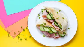 Пита с ветчиной, огурцом и хумусом