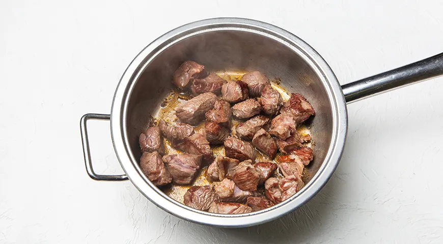 Тушенная картошка с мясом на сковороде