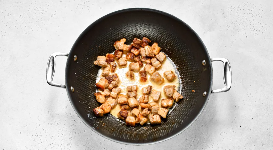 Свиные шкварки на сковороде