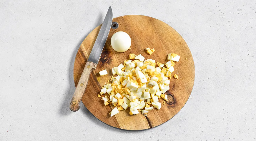 Куриный суп с консервированным горошком и яйцом