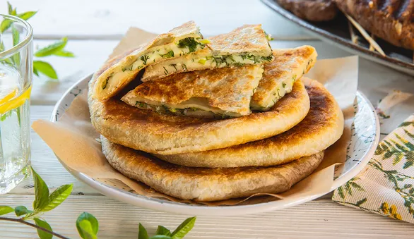 Слоеные лепешки с сыром