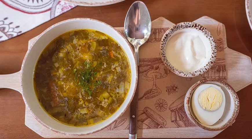 Зеленые щи из крапивы и щавеля