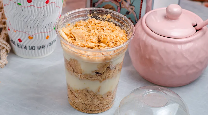 Остатки слоеных язычков практически не пропадают: кондитеры рекомендуют измельчать крошку в блендере и использовать ее в качестве хрустящей посыпки