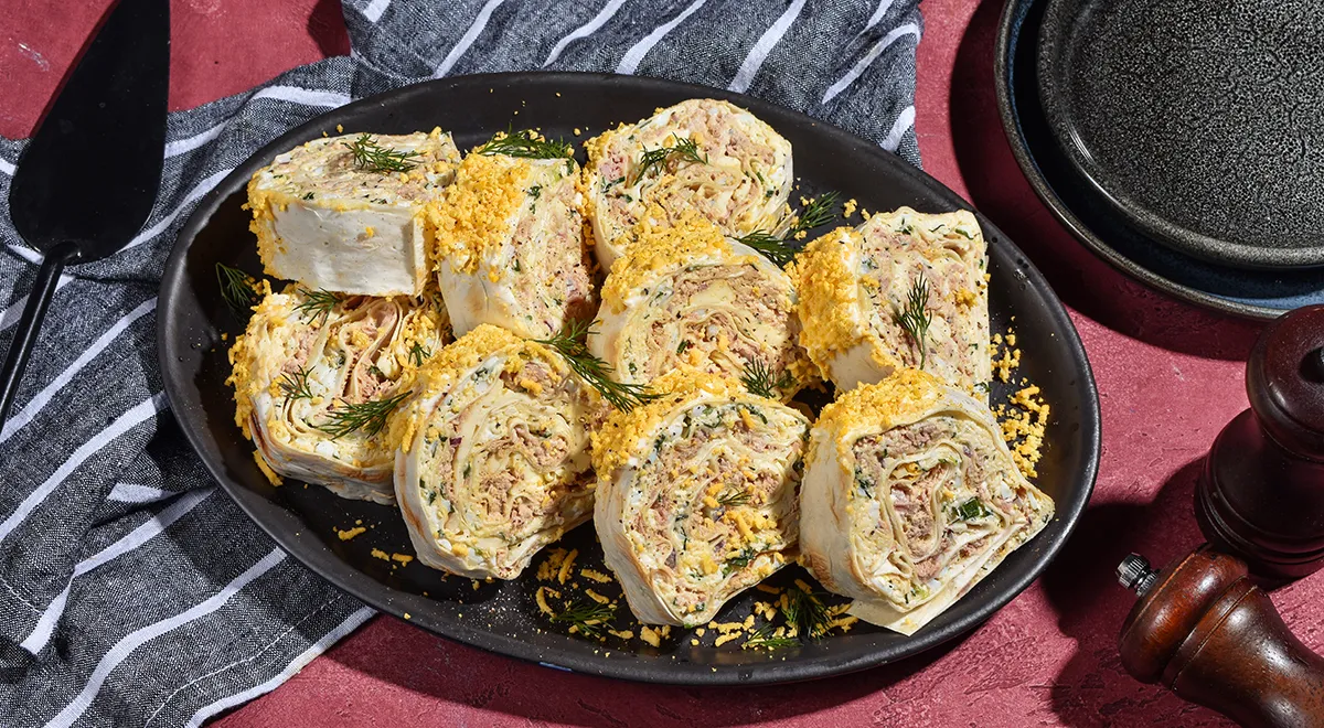 Рулет из лаваша с тунцом и яйцом