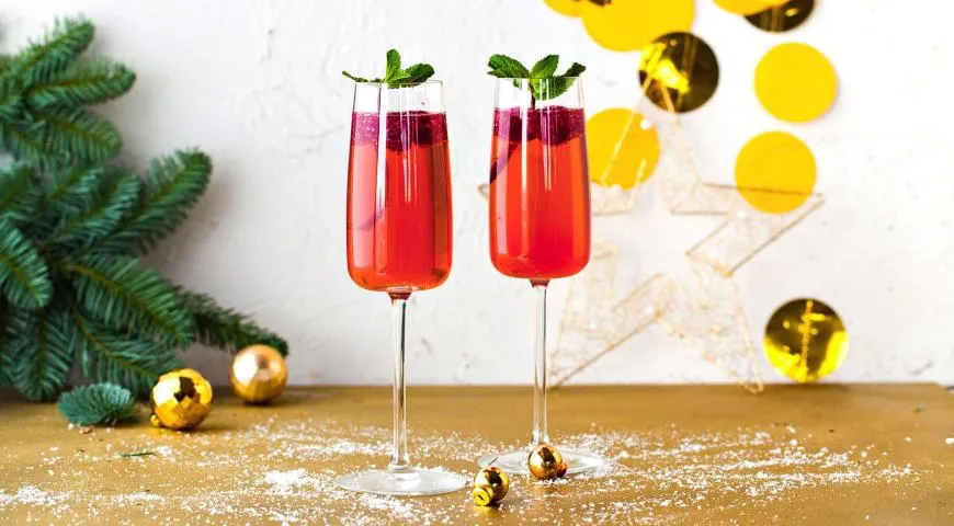 Малиновый коктейль с шампанским на Новый год