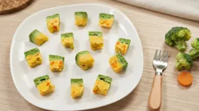 Креветочные кубики с брокколи и морковью