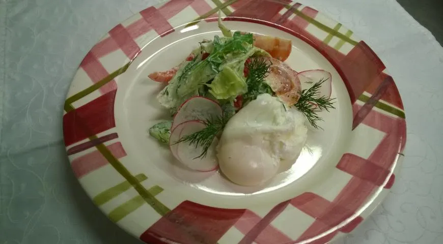 Салат "Дачный" с яйцом-пашот