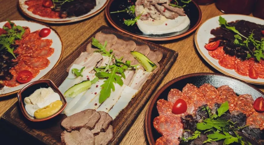 Традиционно к водке подаются копчености, сало и другие высококалорийные закуски, способствующие набору веса 