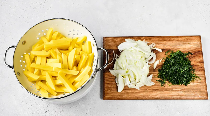 Жаренная картошка с фаршем на сковороде