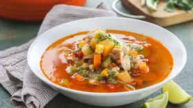 Куриный суп с овощами и заправкой из кинзы