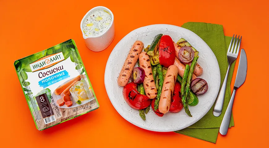 Сосиски с овощами на гриле с чесночным соусом