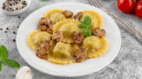 Итальянские равиоли с ветчиной и грибами