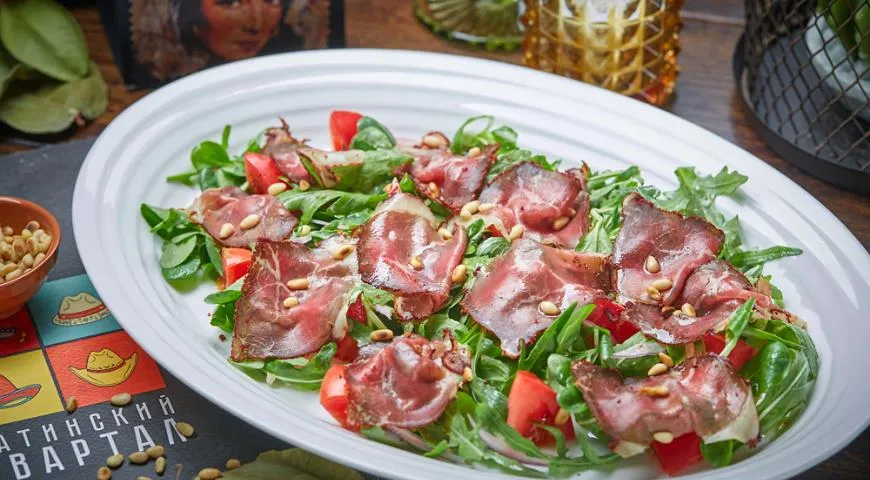 Рецепт салата с вяленой говядиной и томатами 