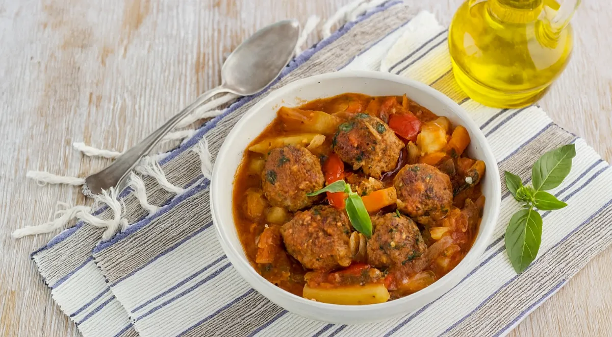 Фрикадельки с тушеными овощами