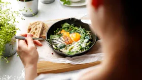 Ошибки, которые мы все совершаем при жарке яичницы