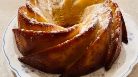 Яблочная шарлотка