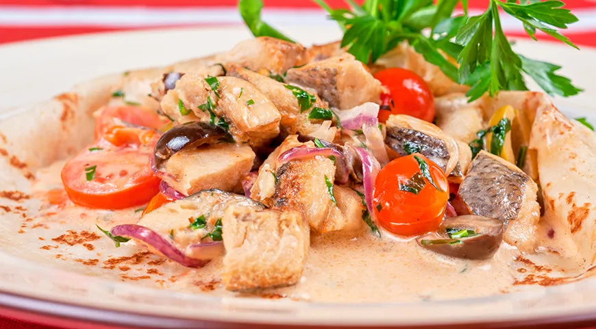 Блинчик с пелядью, разными овощами и соусом