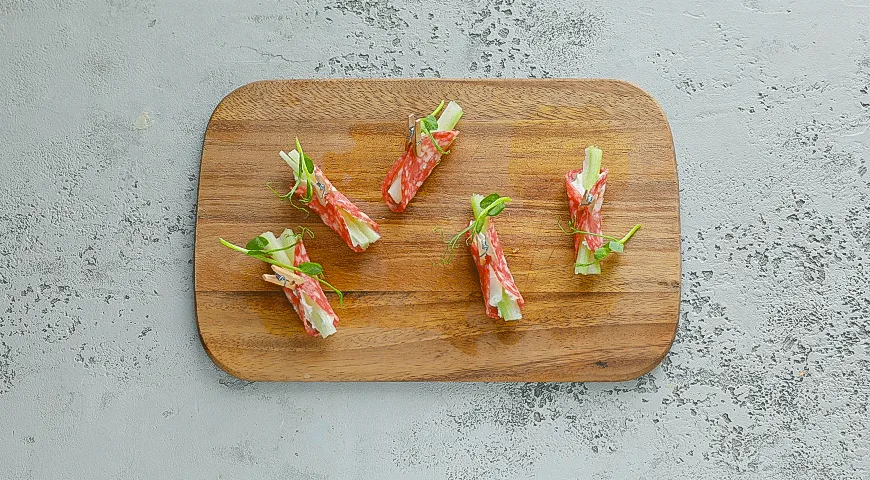 Закуска из сыровяленой колбасы с творожным сыром и сельдереем